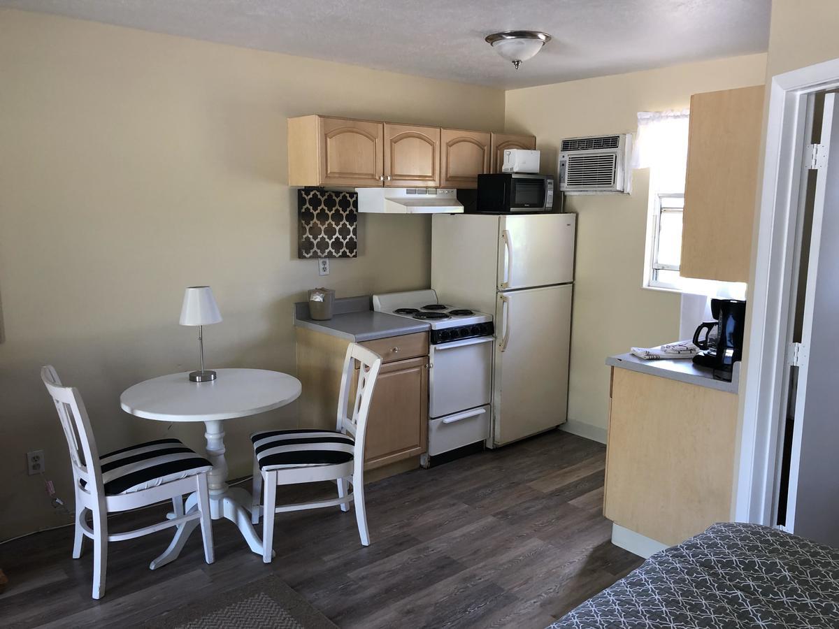 Pennwood Motor Lodge Себастиан Екстериор снимка