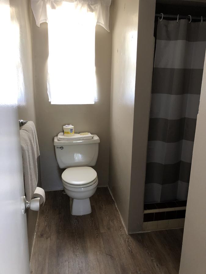 Pennwood Motor Lodge Себастиан Екстериор снимка